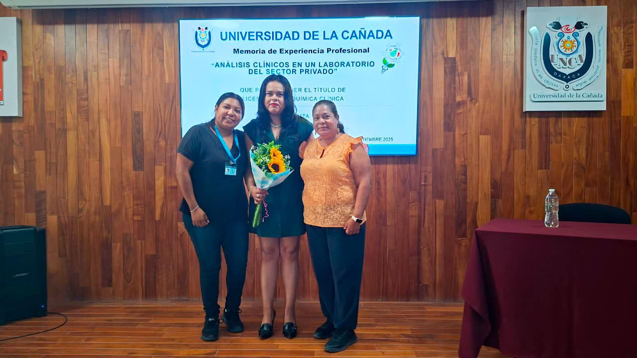 Yueling León Mora y profesoras